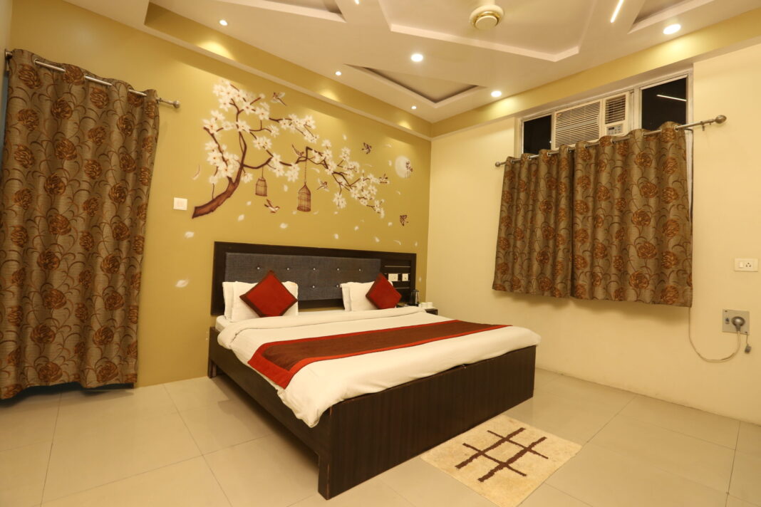 couple friendly hotels in lucknow